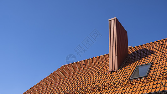 安装在现代房屋上的红色波纹金属型材屋顶 波纹板屋顶 金属型材波浪形屋顶 现代屋顶由金属制成 金属屋面建筑窗户瓦楞蓝色瓷砖建造涂层图片