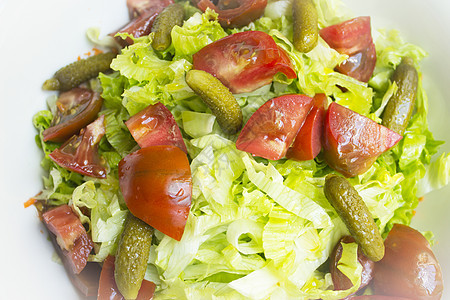 生菜沙拉加番茄和泡菜盘子饮食小吃洋葱食物烹饪维生素餐厅黄瓜蔬菜图片