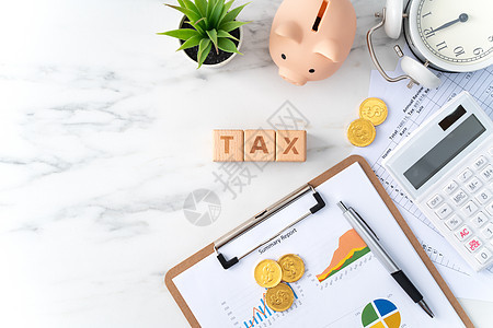 在大理石白桌上最顶尖的计算和支付税概念平铺金融税收商业高架统计植物工作报告会计图片