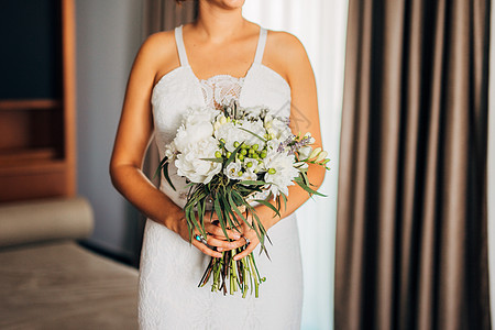 新娘手中的婚礼花束裙子庆典女性订婚女孩女士蓝色婚姻花朵夫妻图片