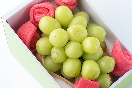 白色背景的绿葡萄 被隔离在白底边上 这颗绿色葡萄剪裁饮食奢华农业礼物盒美食水果盒子市场甜点图片