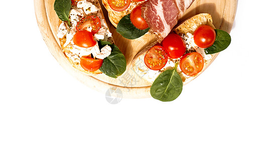Bruschetta通常充当零食或开胃菜 意大利人放在木板上食品食物点心香蒜蔬菜小吃面包美食早餐砧板图片