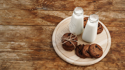 土制巧克力薯片曲奇和牛奶 在木木背景上以生锈风格乡村烹饪甜点甜食美食诱惑燕麦工作室糕点团体图片