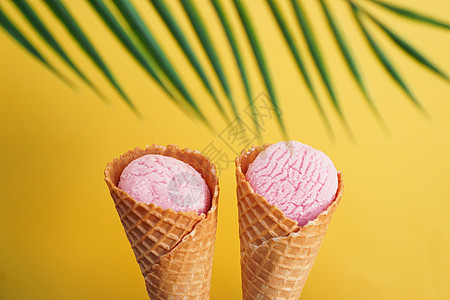 黄底锥形锥形的2个草莓冰淇淋热带胡扯小吃奶油果味牛奶棒冰食物西瓜美食图片