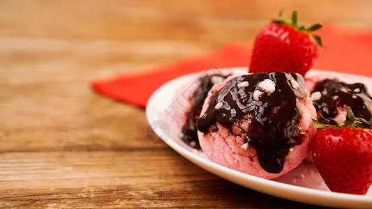 白盘上自制的草莓冰淇淋 在生锈的背景奶制品乡村勺子巧克力水果盘子桌子甜点蓝色坚果图片