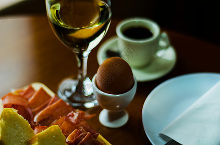 早餐 鸡蛋煎蛋 新鲜面包 健康食品和清晨美味食物橙汁制品白酒持有者饮食小吃蛋壳美食营养咖啡图片