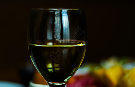 酒杯中的白葡萄酒 木制桌上有开胃菜 一套起首器 用一杯红酒放松精神水晶庆典白酒玻璃享受用餐小吃液体酒吧图片