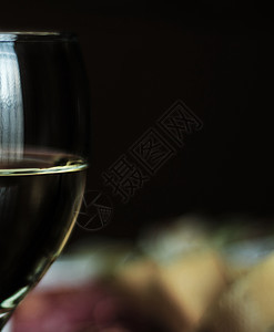 酒杯中的白葡萄酒 木制桌上有开胃菜 一套起首器 用一杯红酒放松水晶起动机享受器皿用餐整理午餐溪流精神餐厅图片