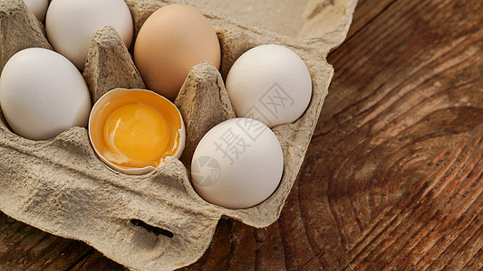 白蛋箱和碎蛋一半 木本面有黄玉顶视图营养母鸡盒子团体托盘蛋黄厨房烹饪食物纸板图片