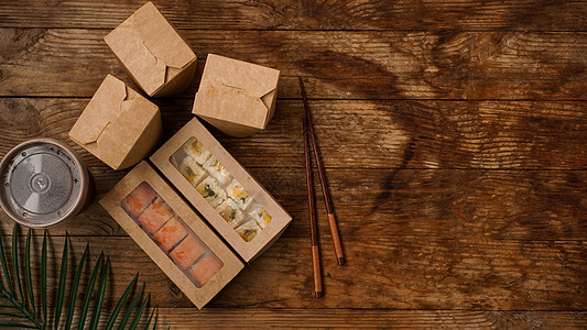 亚洲食品运送亚洲食品 寿司和Woks包装 纸质容器中的食品叶子筷子美味送货小样木头午餐餐厅盒子面条图片