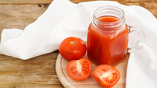 玻璃罐中的番茄汁和木制背景的新鲜西红柿花蜜玻璃桌子果汁厨房小吃蔬菜饮食投手烹饪图片