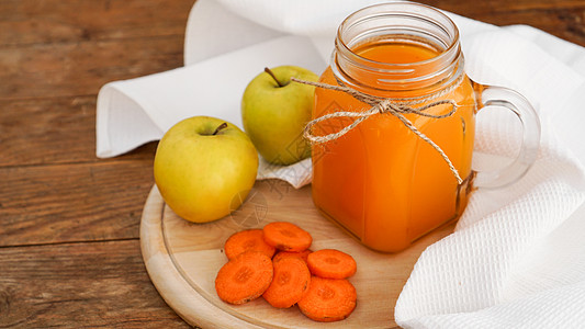 玻璃中的苹果和胡萝卜汁 木制的新鲜蔬菜和水果芹菜季节早餐桌子食物乡村饮料橙子活力美食图片