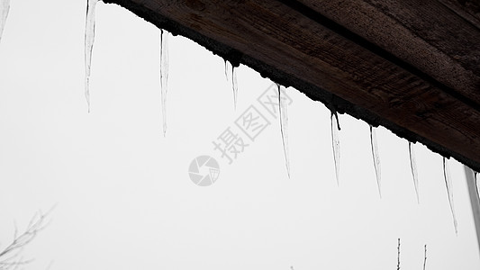 悬在屋顶上的冰柱季节水晶房子建筑冻结滴水木头乡村魔法天空图片