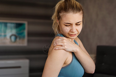 身穿运动服的妇女锻炼后感到肩部疼痛烦恼痛苦健身房女性手臂女士药品保健脖子疾病图片