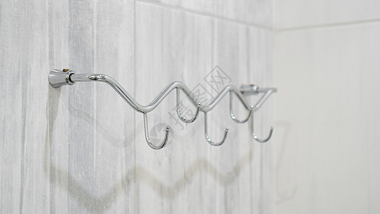 灰色背景上的金属粘性挂钩厨房合金浴室毛巾技术地板架子衣服房间地面背景图片