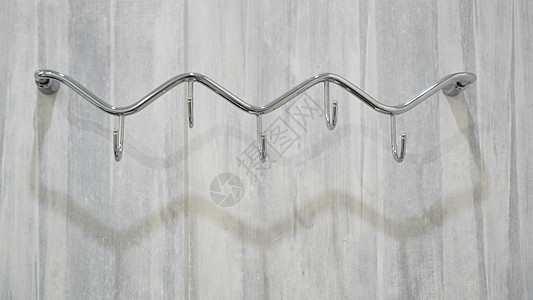 灰色背景上的金属粘性挂钩毛巾架架子装饰持有者毛巾衣架洗手间地面马赛克几何学图片