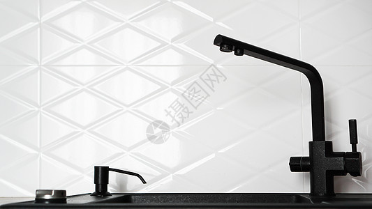 现代白色室内设计中的黑厨房水槽图片
