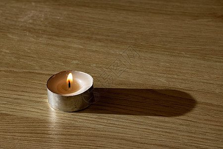 木制桌上的小蜡烛芳香治疗木头烛光温泉桌子水平白色火焰黄色图片
