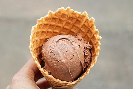 巧克力冰淇淋 在华夫饼面盘里奶油状香草产品胡扯牛奶味道晶圆食物图片