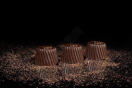 巧克力糖果在深色背景上 带反射 逐块和整块 充斥着坚果和水果大豆甜蜜李子酒吧可可棉花甜点活力包装纸薄荷图片