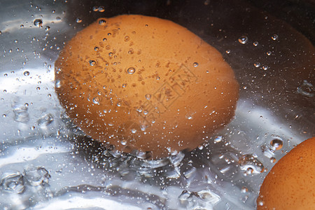 鸡蛋在沸水中煮熟 紧闭图片