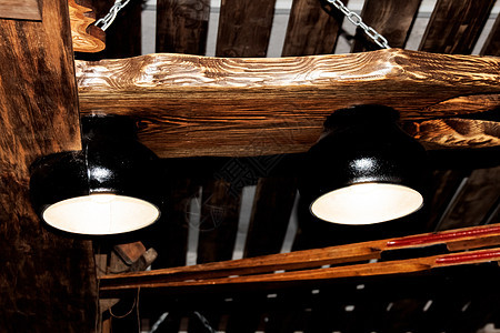 木天花板上两台旧式灯图片