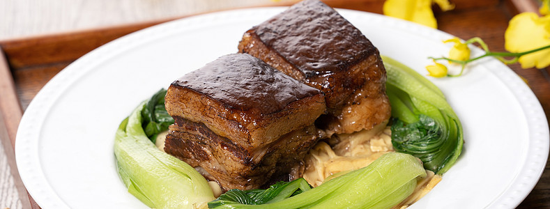 白盘中的东猪肉 和木本的蔬菜一起吃目录木头传统美食桌子食物餐厅酱油盘子课程图片