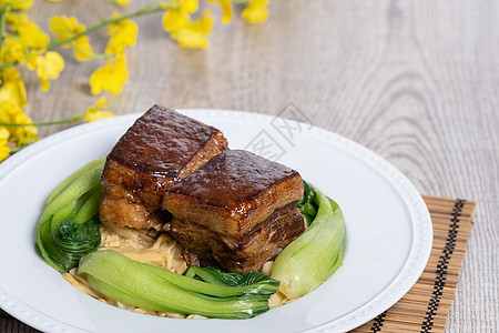 白盘中的东猪肉 和木本的蔬菜一起吃正方形木头酱油餐厅食物桌子立方体白菜节日传统图片