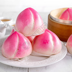 粉红中国桃子生日面包食物 在白桌背景甜点木头蛋糕健康文化寿涛桌子美食月球服务图片