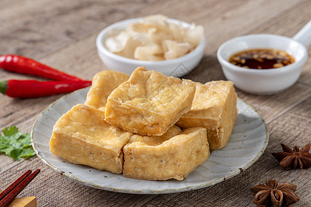 台湾深油炸豆腐和菜菜卷心菜街头食品蔬菜餐厅木头盘子桌子小吃街道市场美食豆腐乳图片