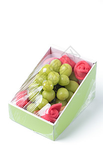 白色背景的绿葡萄 被隔离在白底边上 这颗绿色葡萄剪裁产品礼物盒美食饮食水果甜点农业奢华食物图片