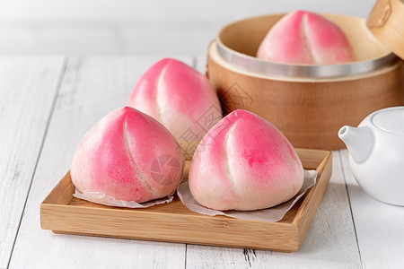 粉红中国桃子生日面包食物 在白桌背景盘子健康生活托盘桌子月球汽船杯子蛋糕木头图片