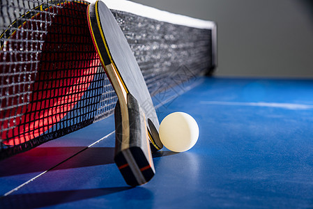 红色桌紧闭式红桌网球网球桨白球和网游戏锦标赛俱乐部挑战运动冠军乒乓球娱乐球拍桌子图片