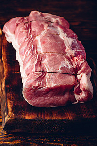 猪窝在切割板上关节牛扒烹饪红肉鱼片肋骨乡村烧烤桌子脊肉图片