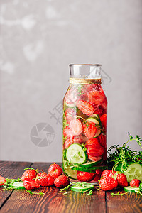 灌满了草莓 黄瓜和Thyme的水酒精排毒冷藏卫生食物浆果冷饮水壶青菜输液背景图片
