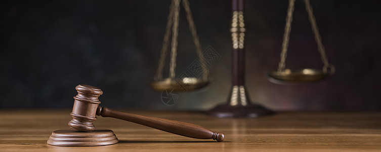 法律木制木板出庭律师 司法概念合法性法庭拍卖犯罪法制惩罚锤子智慧法院起诉图片