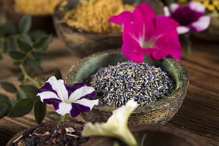 草药和古代木材背景芳香薰衣草草本植物疗法黄铜研磨药品砂浆香气植物图片