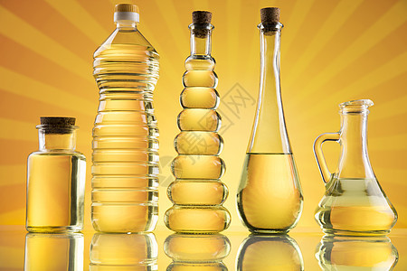 橄榄油瓶 橄榄枝和烹饪油黄色食物玻璃液体处女瓶子橄榄林植物树叶收成图片