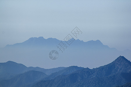 高山地貌景观假期蓝色旅行全景荒野滑雪远足阳光运动山脉图片