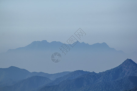 高山地貌景观冰川蓝色假期荒野爬坡滑雪照片全景顶峰远足图片