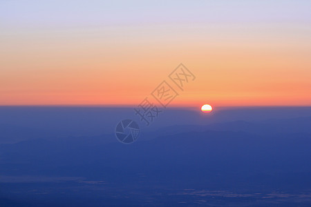 夕阳西下的傍晚风景图片全景顶峰插图日出场景太阳阴霾松树荒野爬坡图片