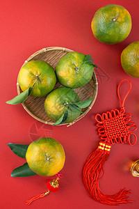 新年中国月球红背景的 新鲜橘子曼达林柑橘最亮的景象信封篮子高架平铺叶子收成桌子农业热带水果图片