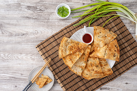 台湾人美味的扇菜煎饼 在木桌背景上食物美食桌子早餐辣椒木头油炸小吃盘子洋葱图片