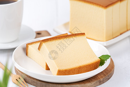 Castella kasutera  美丽美味的日本切片海绵蛋糕食品在质朴的白色木桌上的白盘上 特写 复制空间设计理念面粉薄荷木图片