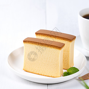 Castella kasutera  美丽美味的日本切片海绵蛋糕食品在质朴的白色木桌上的白盘上 特写 复制空间设计理念盘子美食食图片