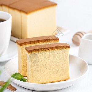 Castella kasutera  美丽美味的日本切片海绵蛋糕食品在质朴的白色木桌上的白盘上 特写 复制空间设计理念桌子盘子木图片