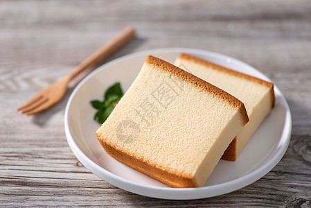 Castella kasutera  美味的日本切片海绵蛋糕食品在质朴的木桌上的白盘上 特写 健康饮食 复制空间设计桌子乡村糖果图片