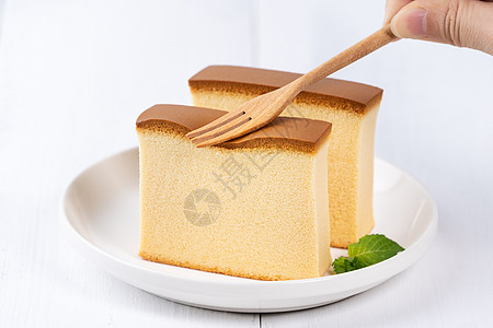 Castella kasutera  美丽美味的日本切片海绵蛋糕食品在质朴的白色木桌上的白盘上 特写 复制空间设计理念木头咖啡面图片