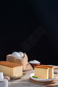 质朴的木桌上白盘上美味的日本切片海绵蛋糕食品 特写 健康饮食 复制空间设计糖果面粉乡村甜点蜂蜜食物果子解雇桌子麻布图片
