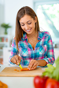 吃新鲜而健康蔬菜幸福食物微笑午餐木板营养饮食香料烹饪图片